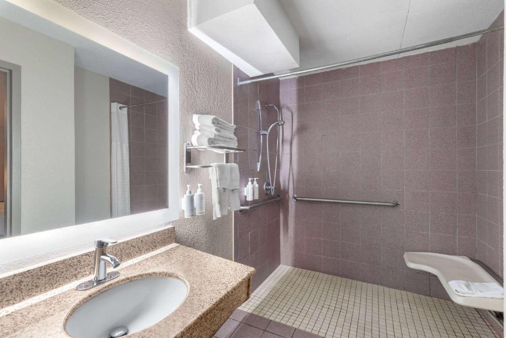 Days Inn by Wyndham Chattanooga Lookout Mountain West - King Room - Disability Access/Non-Smoking
