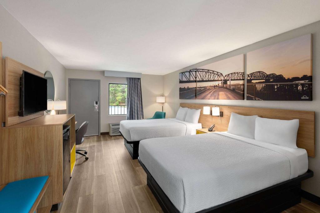um quarto de hotel com duas camas e uma televisão em Days Inn by Wyndham Chattanooga Lookout Mountain West em Chattanooga