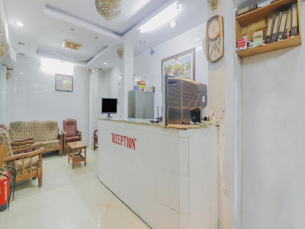 una sala de espera con un mostrador de recepción en un hospital en OYO 79037 Metro Lodge en Hyderabad