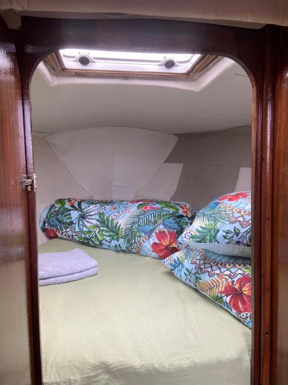 two pillows on a bunk bed in a room at Nuit insolite dans un petit voilier in La Rochelle