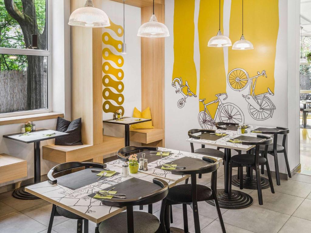 A restaurant or other place to eat at Ibis Styles Budapest City