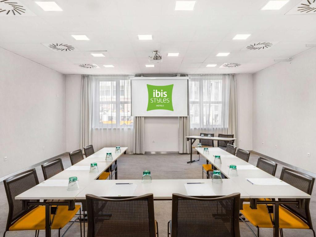 The business area and/or conference room at Ibis Styles Budapest City