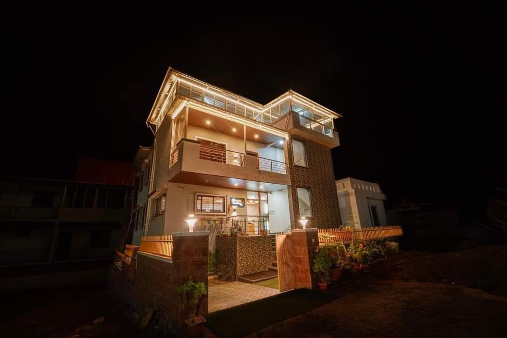 ein großes Haus in der Nacht mit Beleuchtung in der Unterkunft Sunshine villa panchgani 5 bedrooms villa in Panchgani