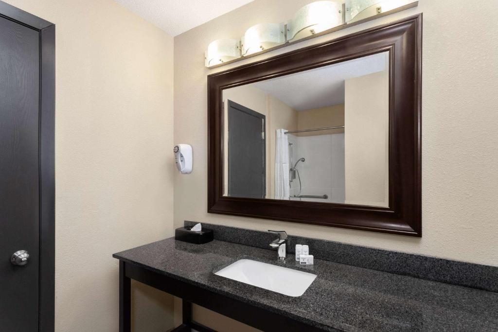 Copley的住宿－科普利阿克倫貝蒙特套房酒店，一间带水槽和镜子的浴室