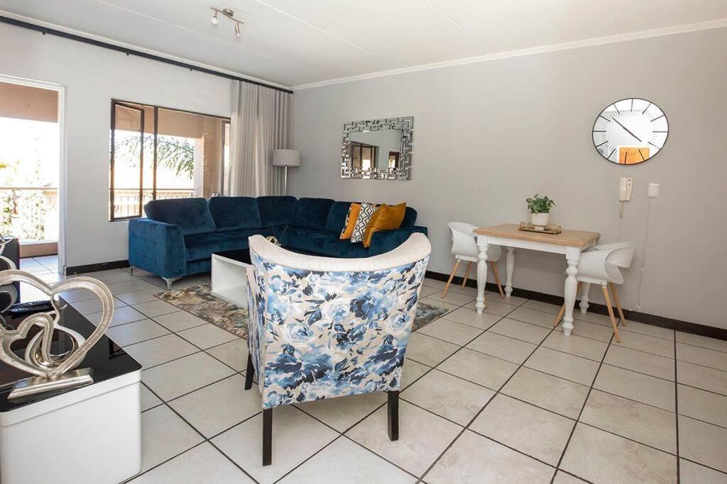 sala de estar con sofá azul y mesa en Beautiful 2 bedroom apartment!, en Sandown