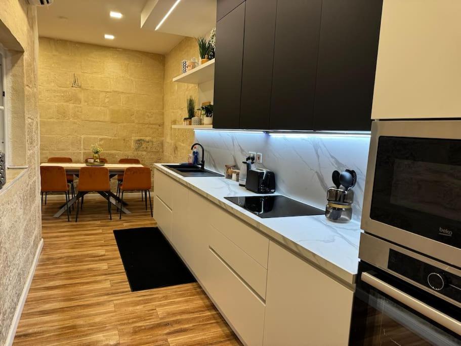 Kuchyň nebo kuchyňský kout v ubytování Townhouse 26 in Sliema, Malta