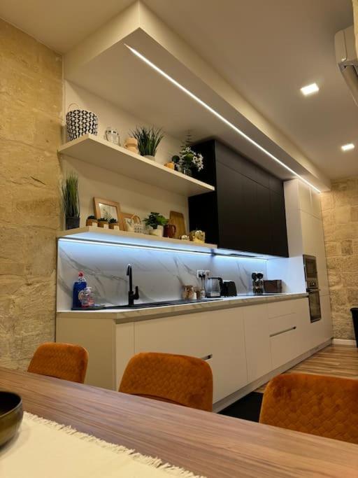 Kuchyň nebo kuchyňský kout v ubytování Townhouse 26 in Sliema, Malta