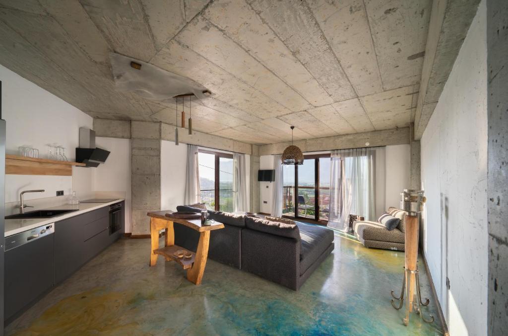 TV a/nebo společenská místnost v ubytování Kikonia Art & Suites