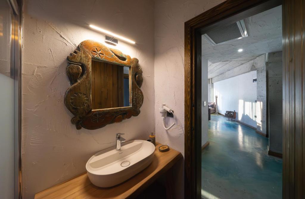 Koupelna v ubytování Kikonia Art & Suites
