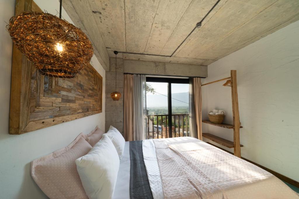 Postel nebo postele na pokoji v ubytování Kikonia Art & Suites