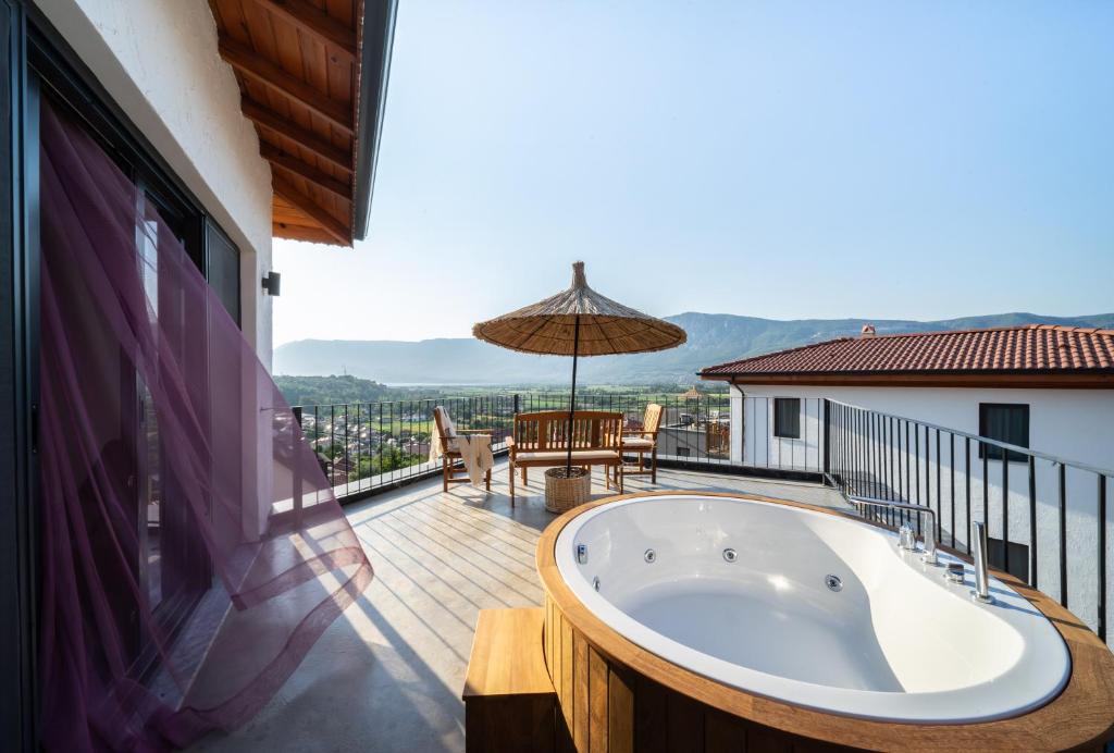 Nespecifikovaný výhled na hory nebo výhled na hory při pohledu z aparthotelu