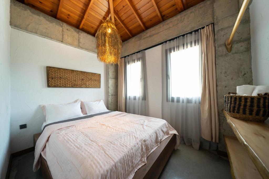Postel nebo postele na pokoji v ubytování Kikonia Art & Suites