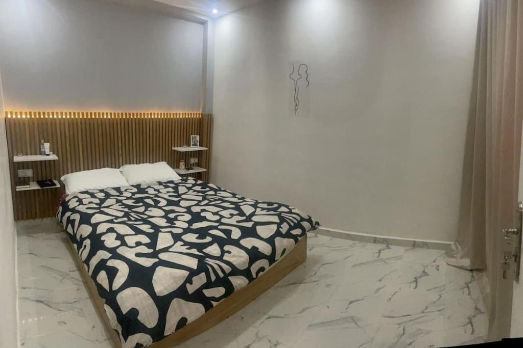 - une chambre avec un lit et une couverture noire et blanche dans l'établissement Havre de Douceur Maison Cosy Confort et Style, à Dakhla