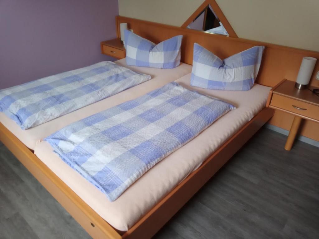 Postel nebo postele na pokoji v ubytování Gasthof Zur Goldenen Sonne