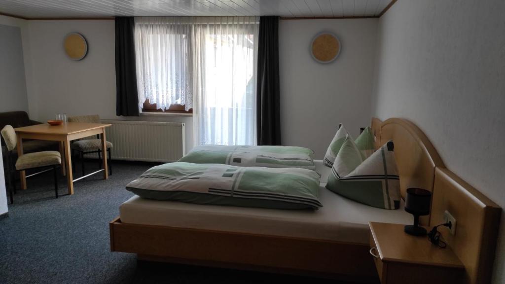 Postel nebo postele na pokoji v ubytování Gasthof Zur Goldenen Sonne