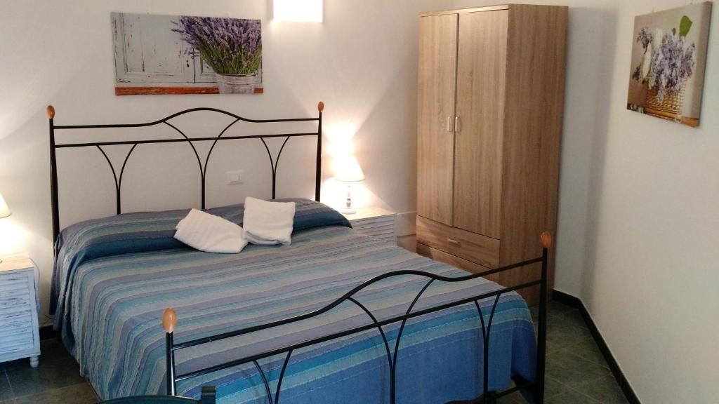 um quarto com uma cama e um armário de madeira em The 5 Terre em Riomaggiore