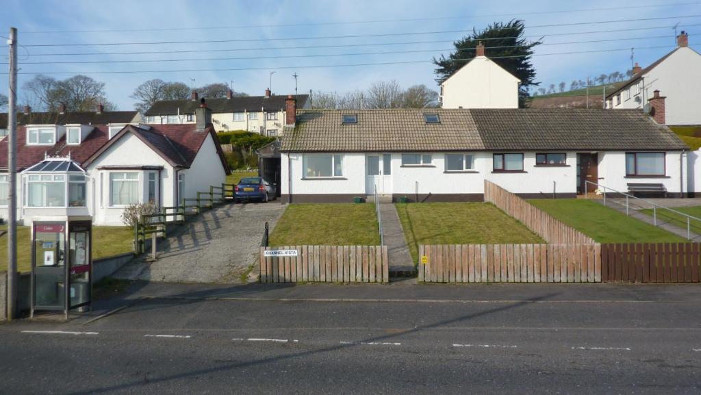 une maison avec une cour devant elle dans l'établissement Channel Vista, à Glenarm