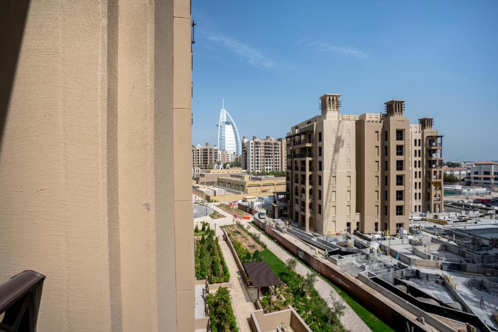 - Vistas a la ciudad desde un edificio en Trophy - Countryside Bliss Suites en Dubái