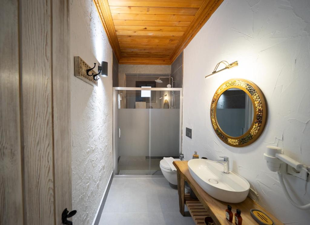 Koupelna v ubytování Kikonia Art & Suites