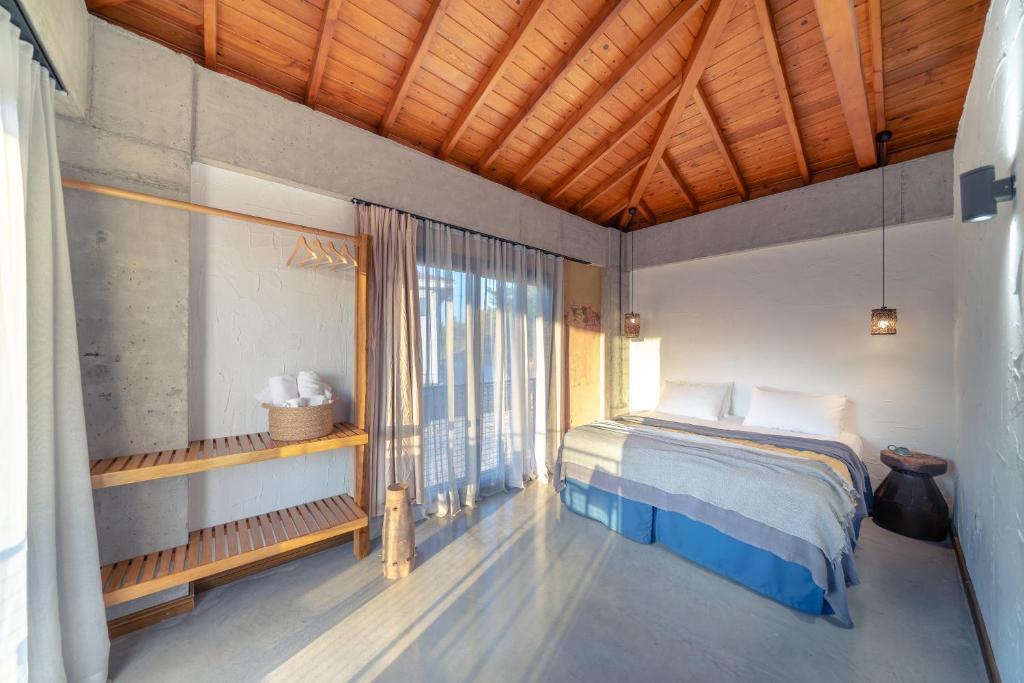 Postel nebo postele na pokoji v ubytování Kikonia Art & Suites