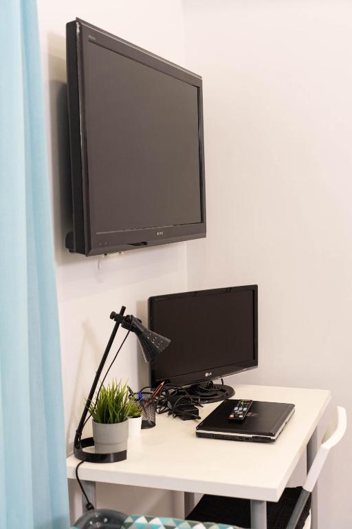 TV a/nebo společenská místnost v ubytování Casa Vacanze Alma B&B grazioso appartamento sul lungomare di Pozzuoli a 300mt dal centro e dal Rione Terra by Movery