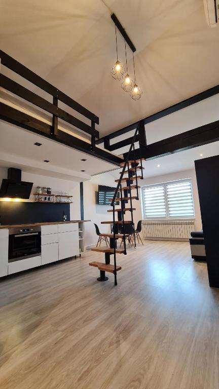 una sala de estar con una escalera en una habitación en Dream Apartments 3B KLIMATYZACJA, en Oświęcim