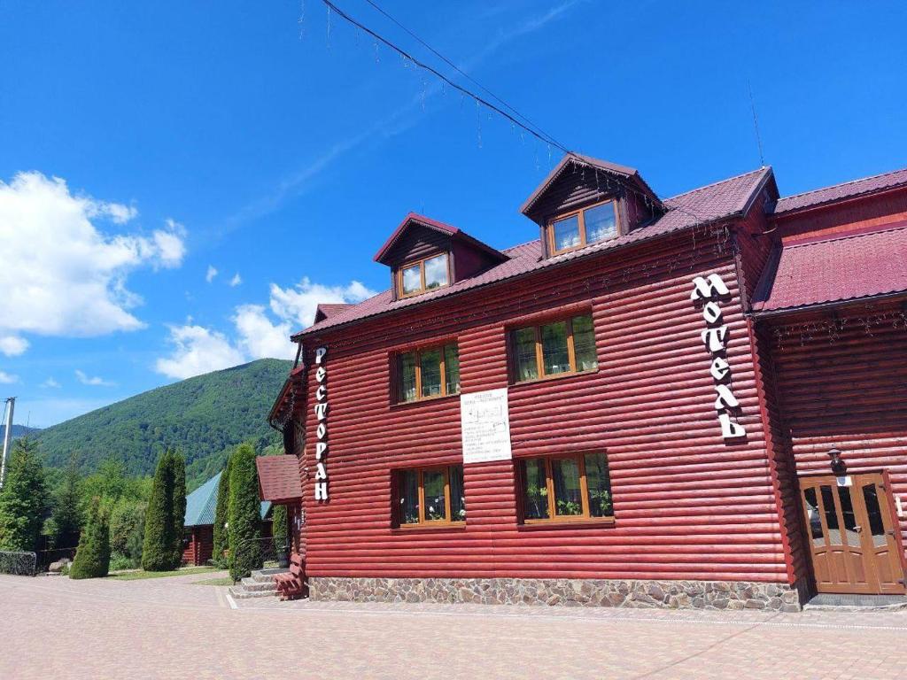 Nespecifikovaný výhled na hory nebo výhled na hory při pohledu z motelu