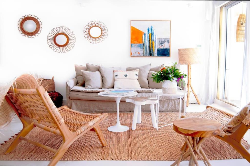 un salon avec un canapé, une table et des chaises dans l'établissement Saint Tropez Superbe appartement rénove 2023 AC centre ville mer 100m, à Saint-Tropez