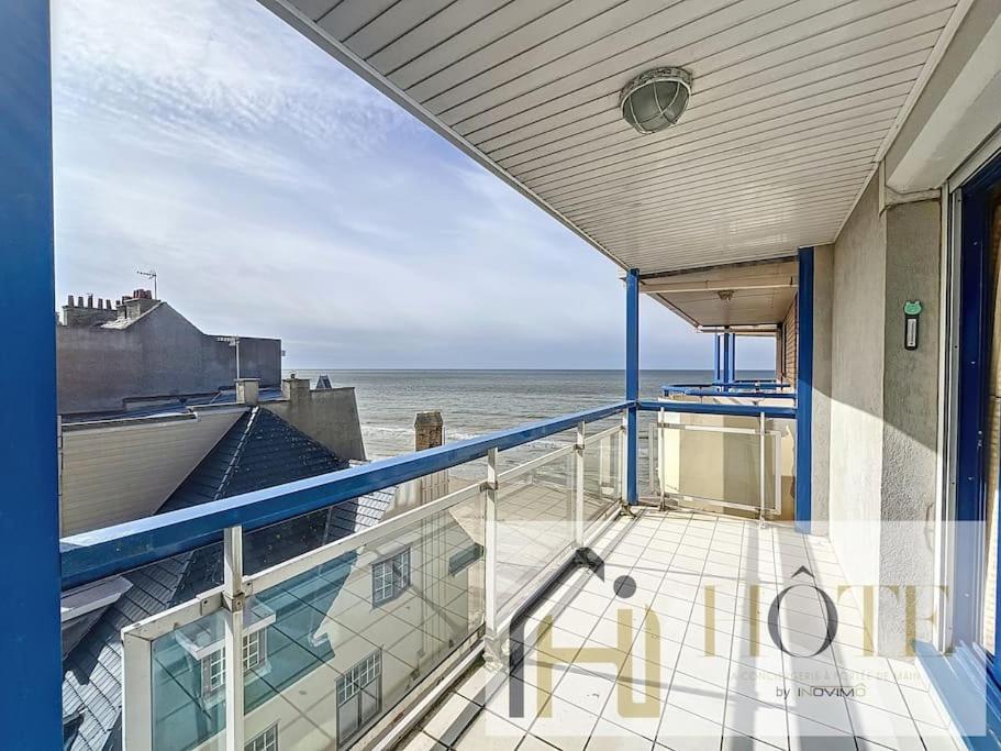 un balcon avec vue sur l'océan dans l'établissement Vue Capitainerie , Charme & Confort en Bord de Mer, à Bray-Dunes