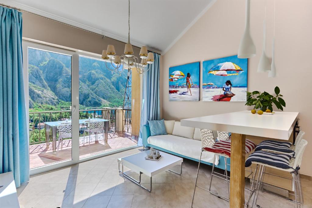 un salon avec un canapé et une table dans l'établissement GH Aparts with SCENIC VIEWS & POOL, à Gornji Orahovac