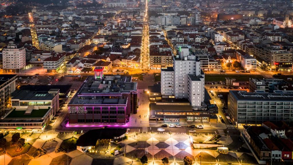 una vista aérea de una ciudad por la noche en Apart Lamas Luxo en Paços de Brandão