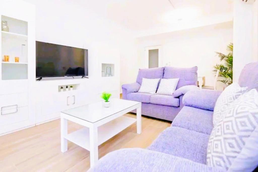 Televízia a/alebo spoločenská miestnosť v ubytovaní Apartamento Puerto Sol y Mar