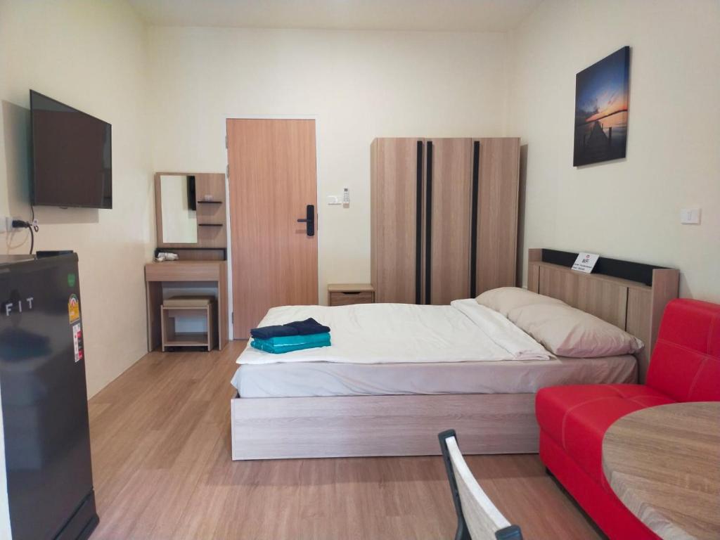 Hotel Bonanza Patong Beach1 100m to Beach Moon Room, a bedroom with a bed and a red couch at Bonanza Patong Beach1 100m to Beach Moon Room in Patong Beach