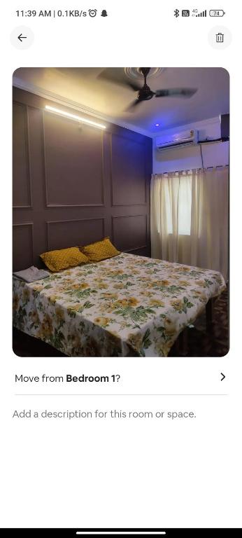 um quarto com uma cama com uma colcha em ABHIGYA HOME STAY em Faizābād