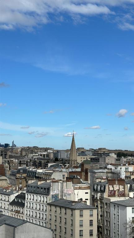 Vista generica su Parigi o vista sulla città dall'interno dell'appartamento