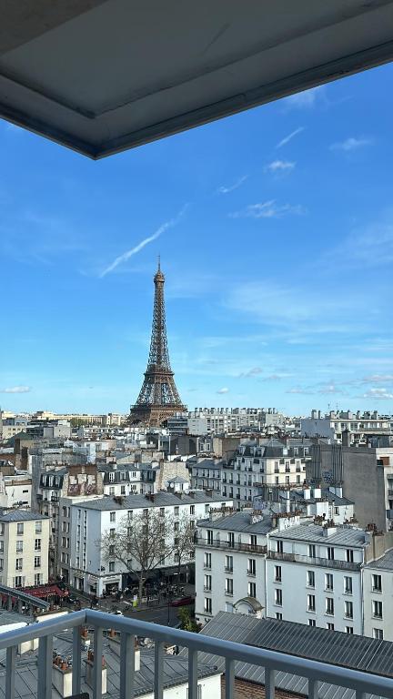 Vista generica su Parigi o vista sulla città dall'interno dell'appartamento