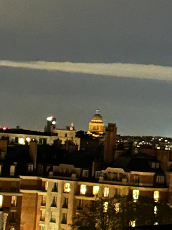 Vista generica su Parigi o vista sulla città dall'interno dell'appartamento