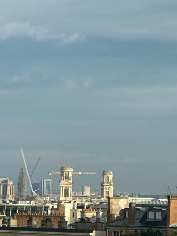 Vista generica su Parigi o vista sulla città dall'interno dell'appartamento