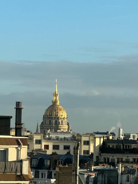 Vista generica su Parigi o vista sulla città dall'interno dell'appartamento