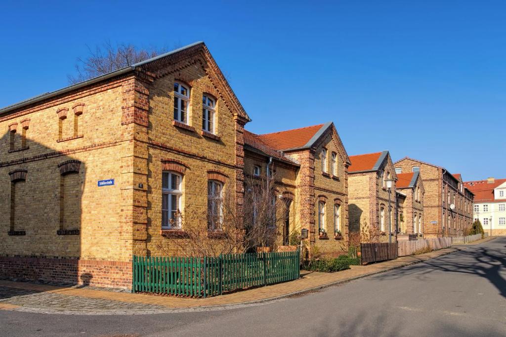 eine Reihe von Backsteinhäusern an der Straßenseite in der Unterkunft Glashüttchen mit 2 Schlafzimmern, Sauna und schönem Garten in Annahütte