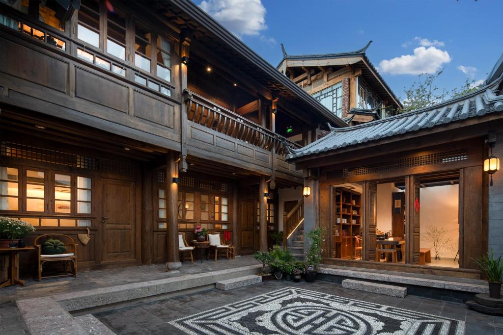 Cette maison de style asiatique est dotée d'un tapis. dans l'établissement Nandu Bed&Breakfast Lijiang Ancient Town, à Lijiang