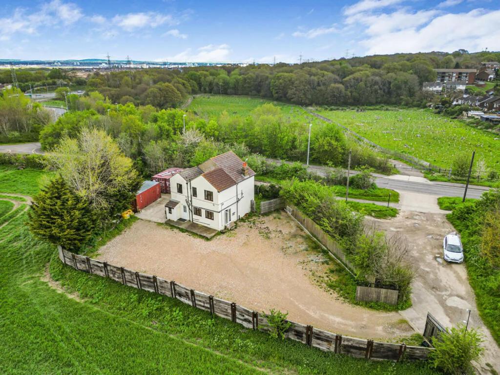 uma vista aérea de uma casa num campo em Bean Farm house Semi Rural Area Security Parking em Stonewood