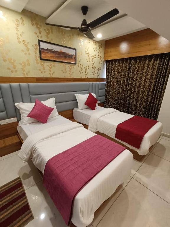 Postel nebo postele na pokoji v ubytování Hotel RK ICON