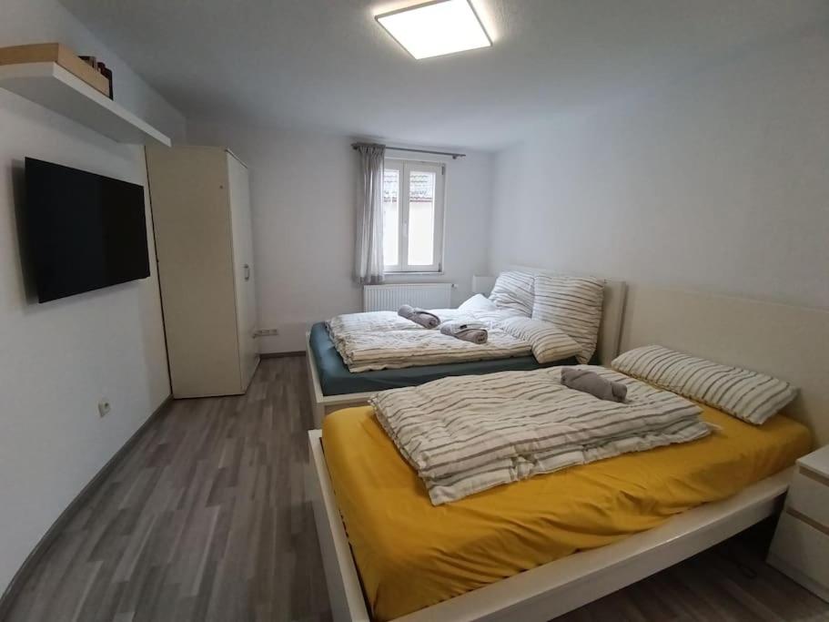 Ένα ή περισσότερα κρεβάτια σε δωμάτιο στο Nette Altbauwohnung in Biebrich