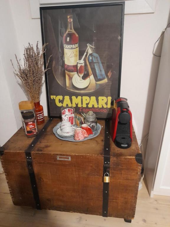 Un viejo baúl con una botella de champán. en Casina Centotrecento-Romantic & Quite Apartment- en Bolonia