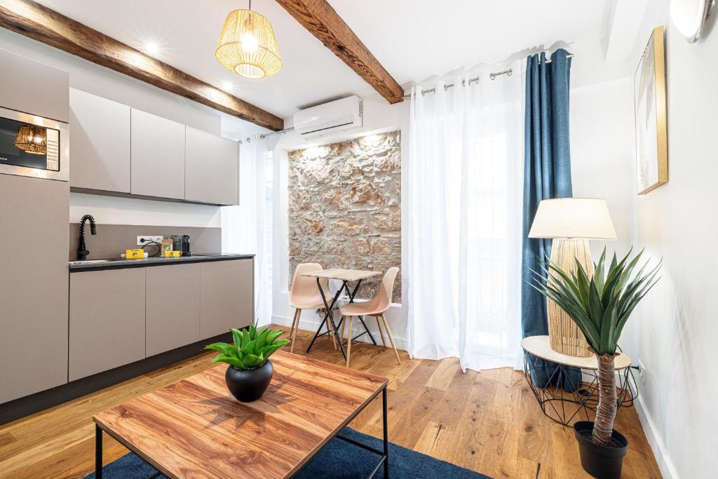 une cuisine et un salon avec une table et une salle à manger dans l'établissement Pretty & Quiet Studio in Port Area, à Nice