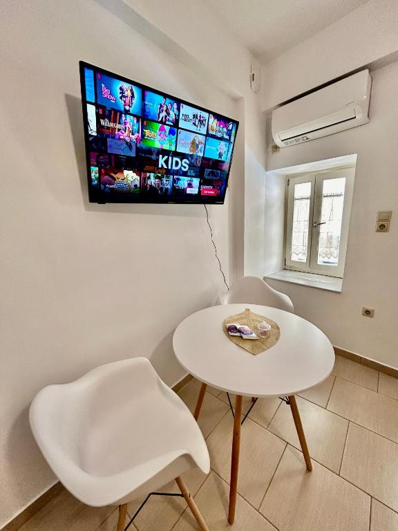 TV a/nebo společenská místnost v ubytování Giasemi Syros