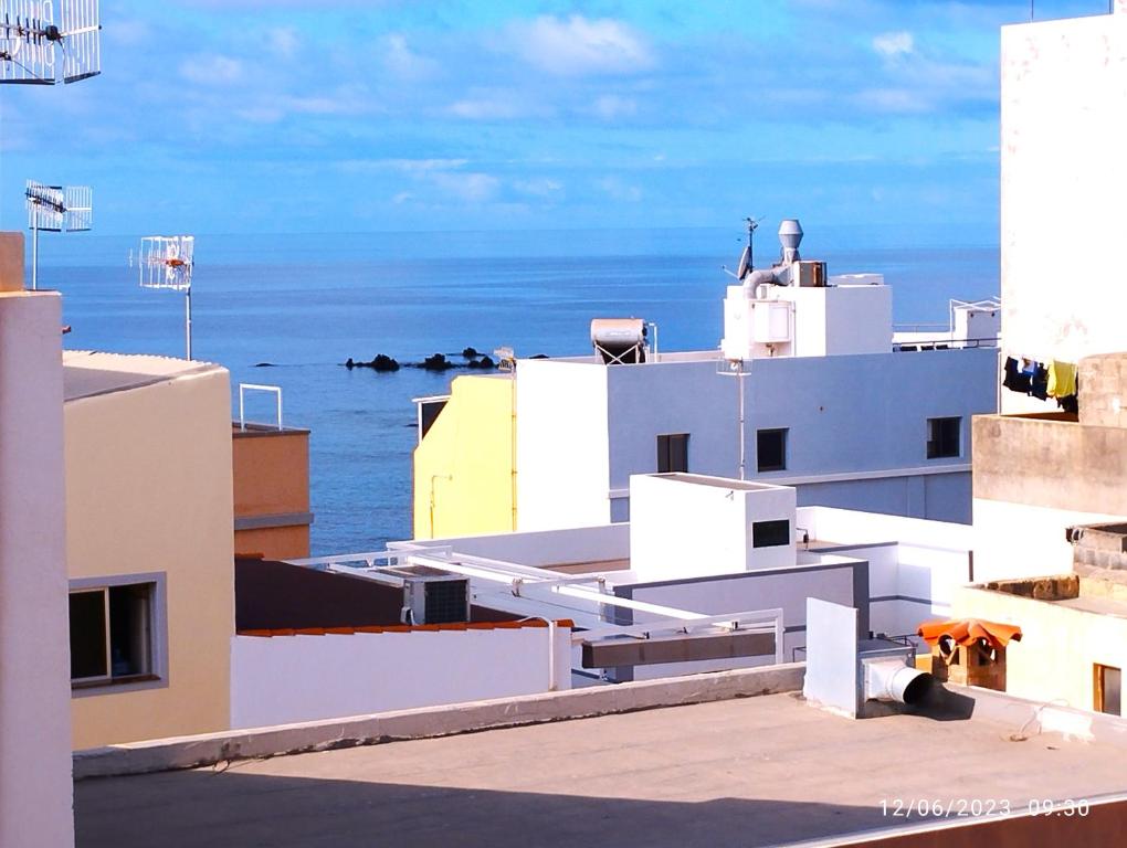 Blick auf das Meer von den Dächern der Gebäude in der Unterkunft Balcon del sur con vista mar in Arona