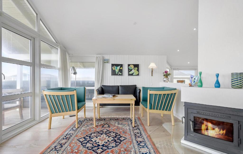 Χώρος καθιστικού στο 4 Bedroom Beautiful Home In Løkken