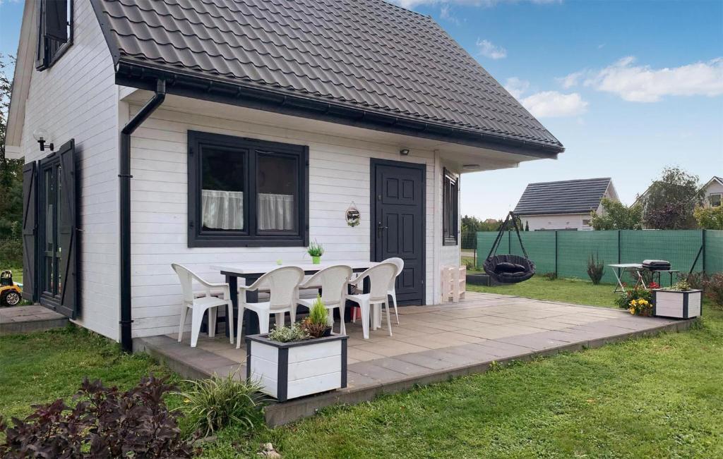Κήπος έξω από το 2 Bedroom Stunning Home In Kolczewo